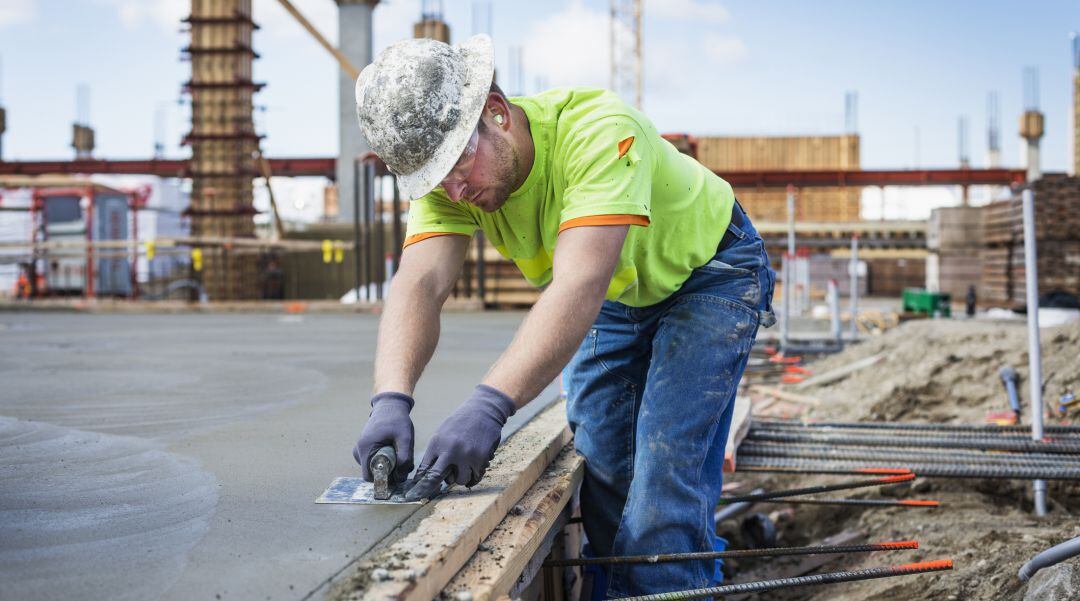 Un trabajador del sector de la construcción en una obra