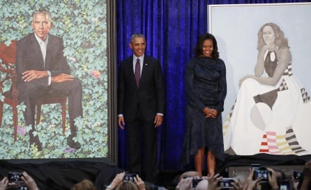 Michelle y Barack Obama posan junto a sus retratos