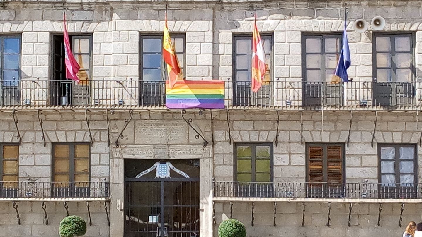 Gana Medina pide la colocación de la bandera LGTBI como se hizo en años anteriores