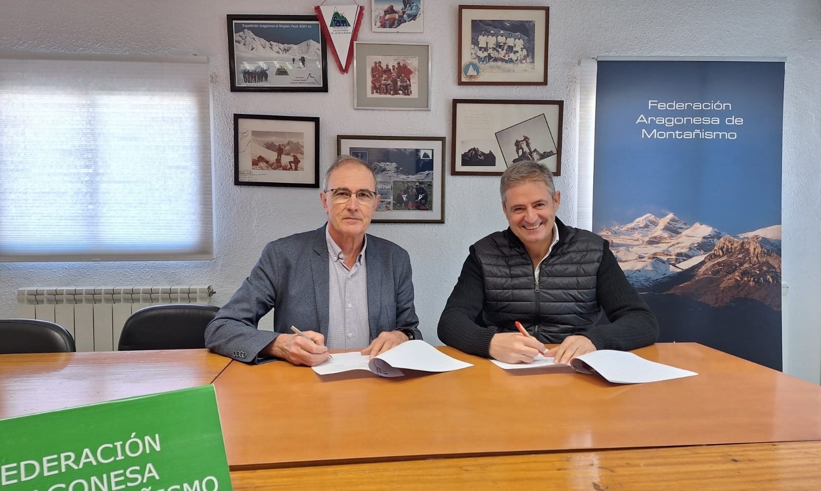 Firma del convenio con Javier Franco Oteo, presidente de la FAM y Antonio Gericó Sanmartín, presidente ejecutivo de Aramón, Montañas de Aragón