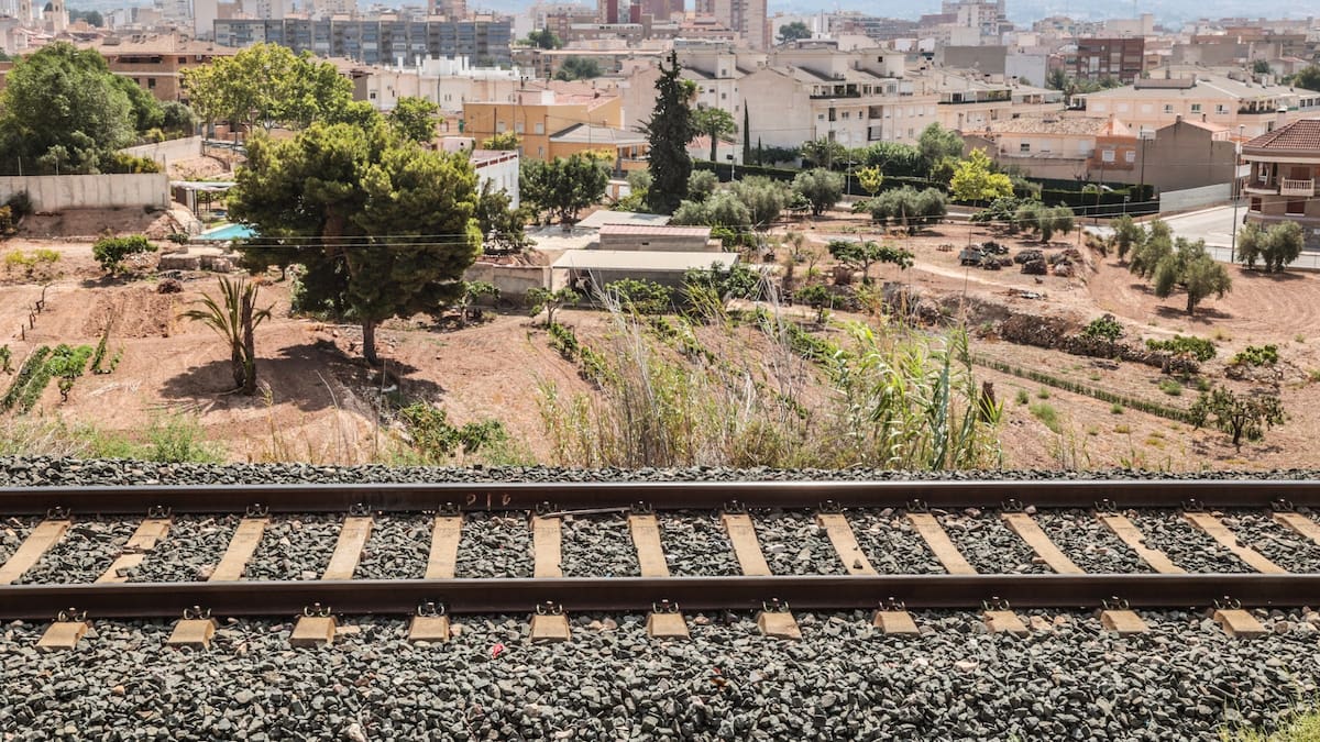 Elda aprueba por unanimidad pedir la conversión de la línea Villena-Elda-Alicante en Cercanías