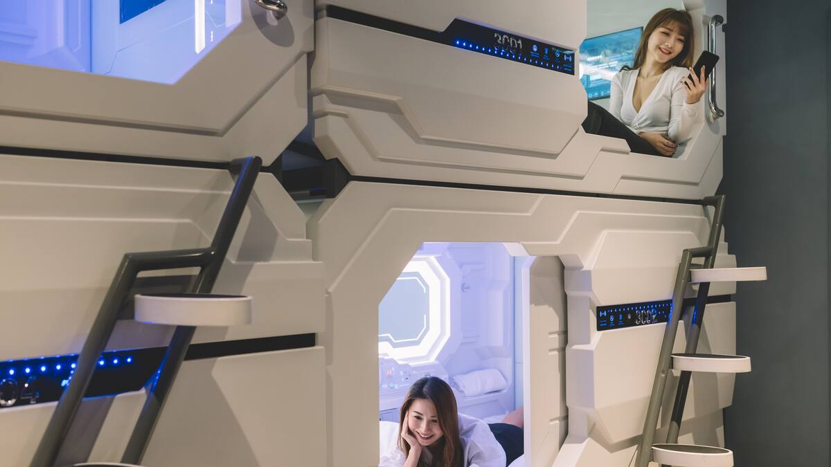 Juan José Millás visita un hotel cápsula y deja una reflexión que no deja indiferente a nadie: “Indica adónde va el mundo”