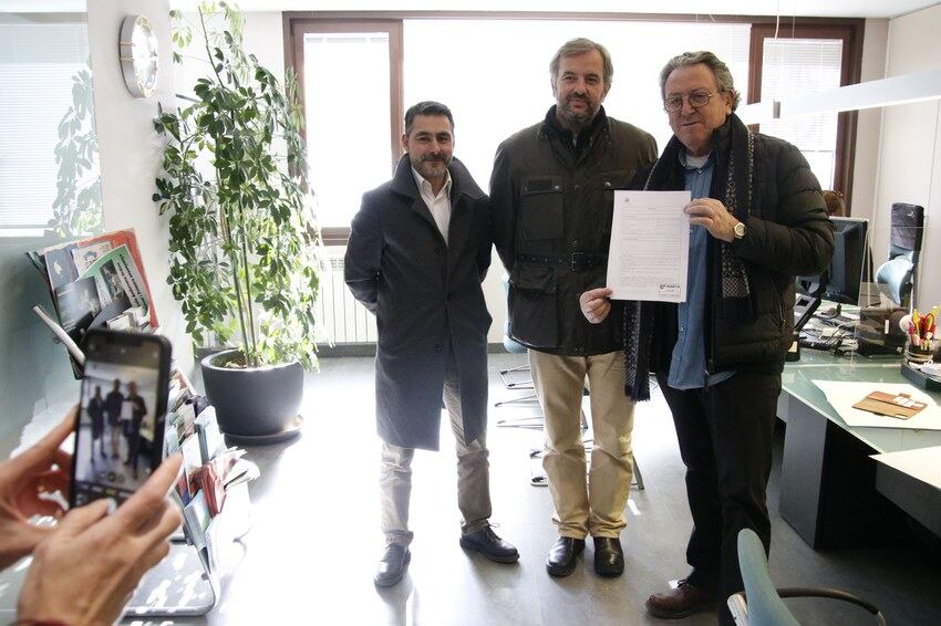 Enric Dolsa, Jean Michel Armengol i Pere Balsa presentant la demanda al comú per fer una consulta popular sobre el laboratori de Grífols, ara fa uns mesos.