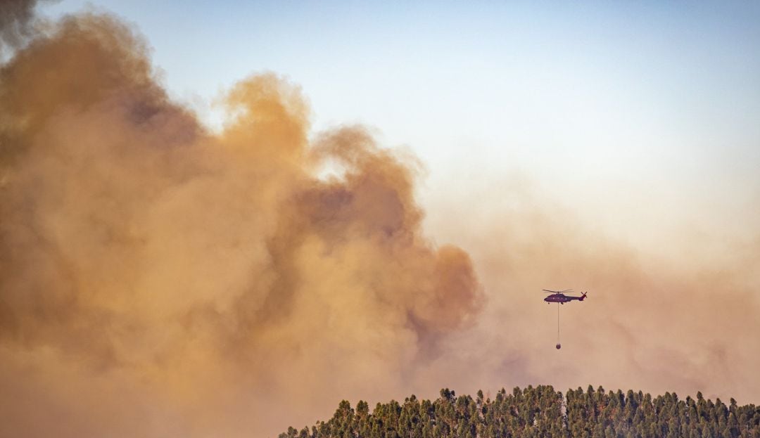 Imagen de este sábado del Incendio en Almonaster la Real (Huelva).