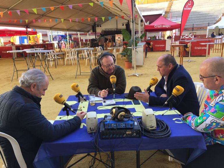 un momento del programa realizado desde el Festival del Chicharrón en Los Barrios. Paco Illesca, Juan M. Dicenta, Jorge Romero y Antonio Hidalgo