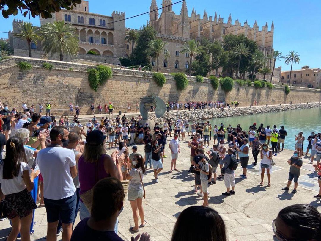 Cerca de 500 personas se han concentrado esta mañana en el Parc de la Mar, en Palma, exigiendo al Govern que les deje abrir los locales con aforo para más de 300 personas