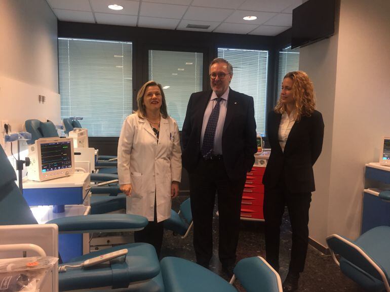 La gerenta del CHUS, Eloína Núñez junto al director del IDIS, José Castillo y María Gómez-Reino, directora de la Fundación Ramón Domínguez