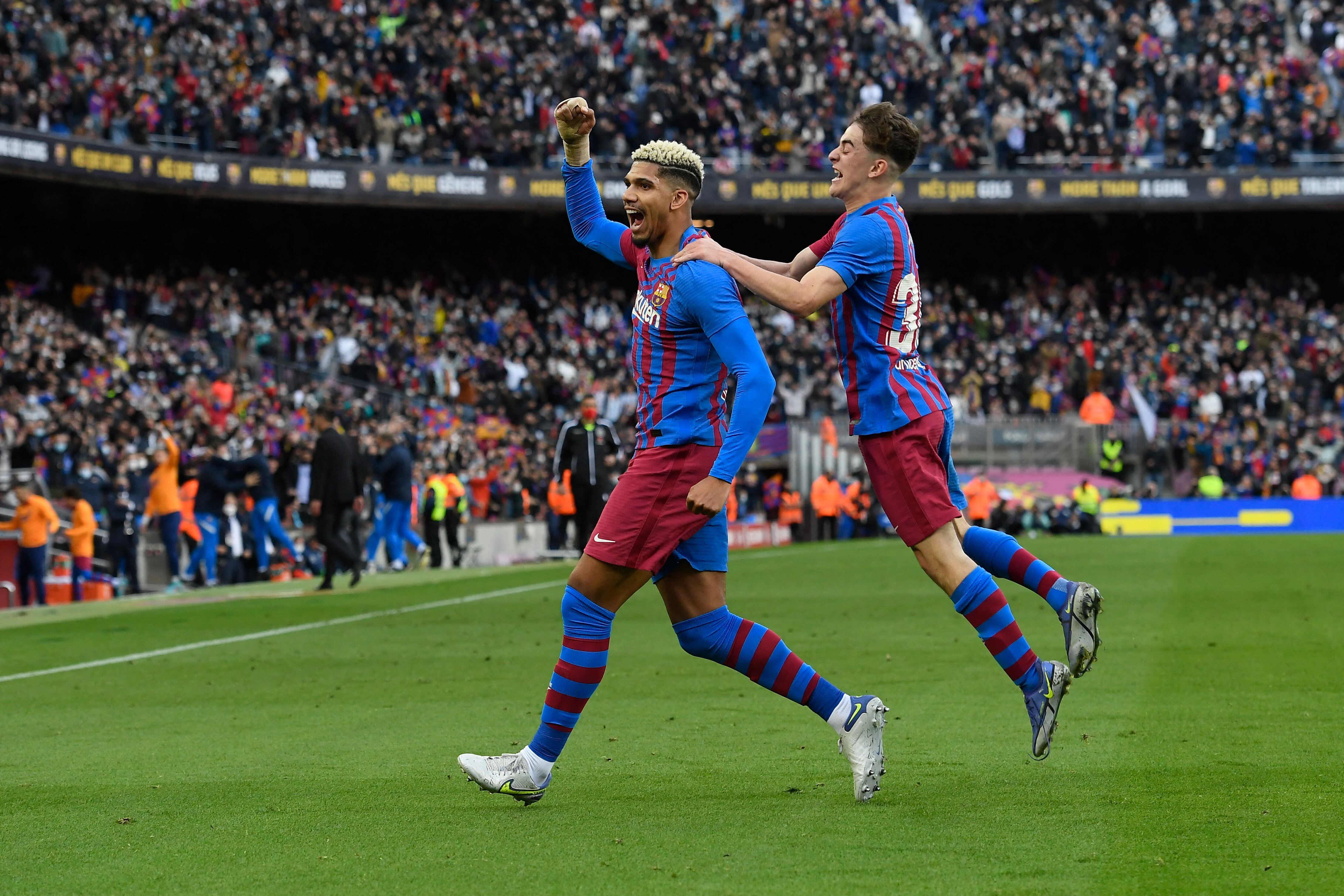 Ronald Araujo y Gavi celebrando un gol en el Camp Nou