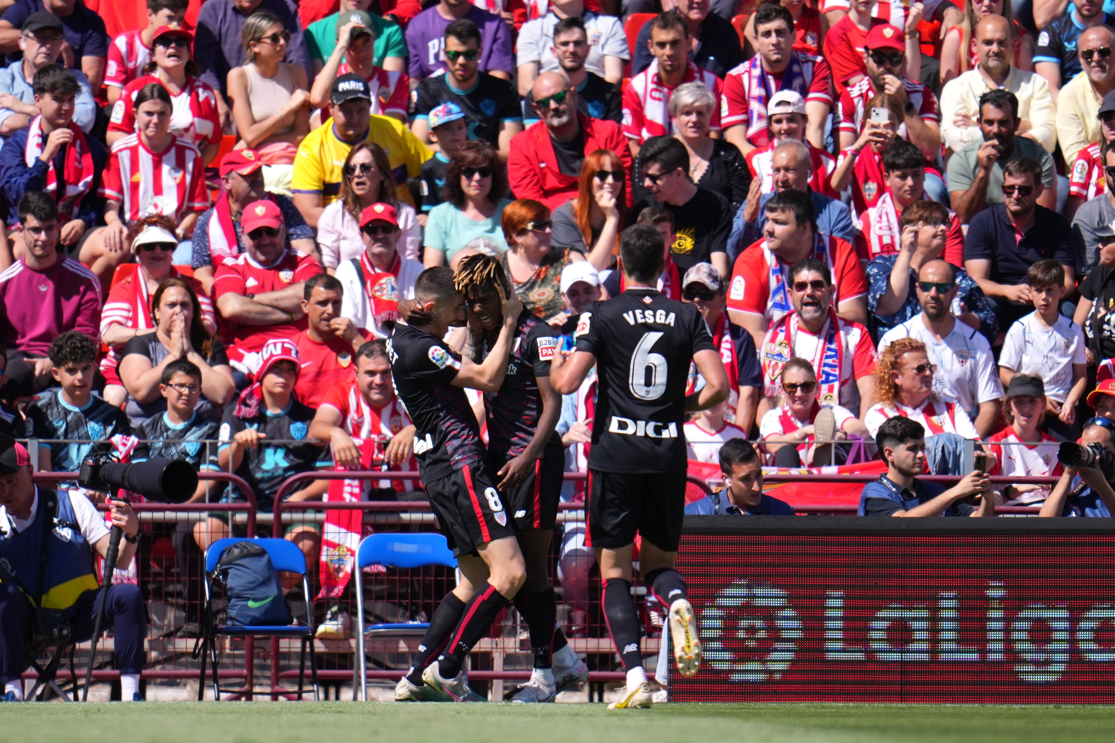 Nico Williams y Oihan Sancet celebran el primer gol del Athletic en Almería