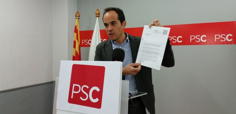 Francesc Vallès, ensenyant un document del Síndic de Greuges referent als dos anys d&#039;empadronament a Reus. 