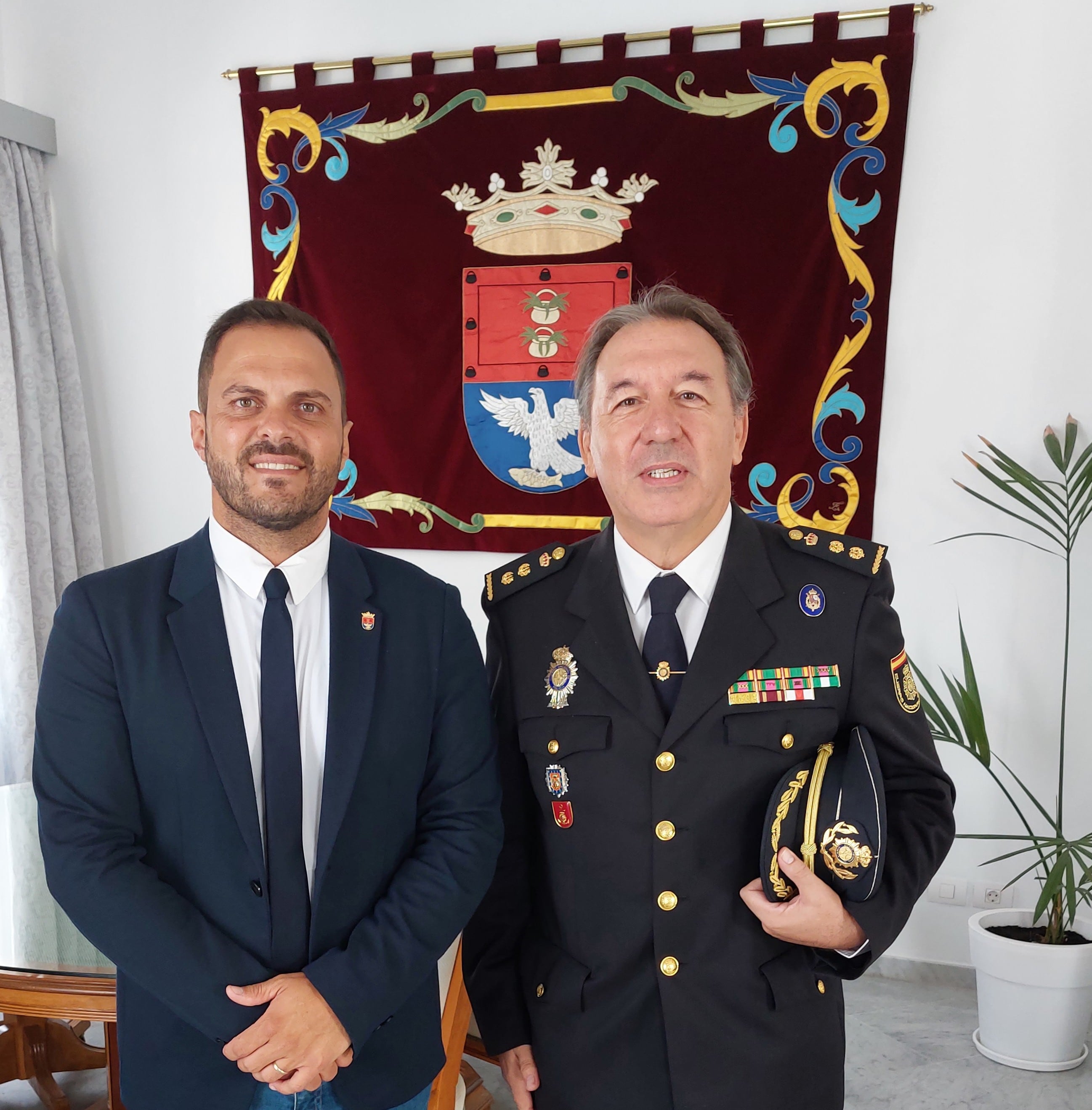 Yonathan de León, alcalde de Arrecife, y  Comisario jefe de la Policía Nacional en Arrecife, José Luis Gutiérrez Redondo.