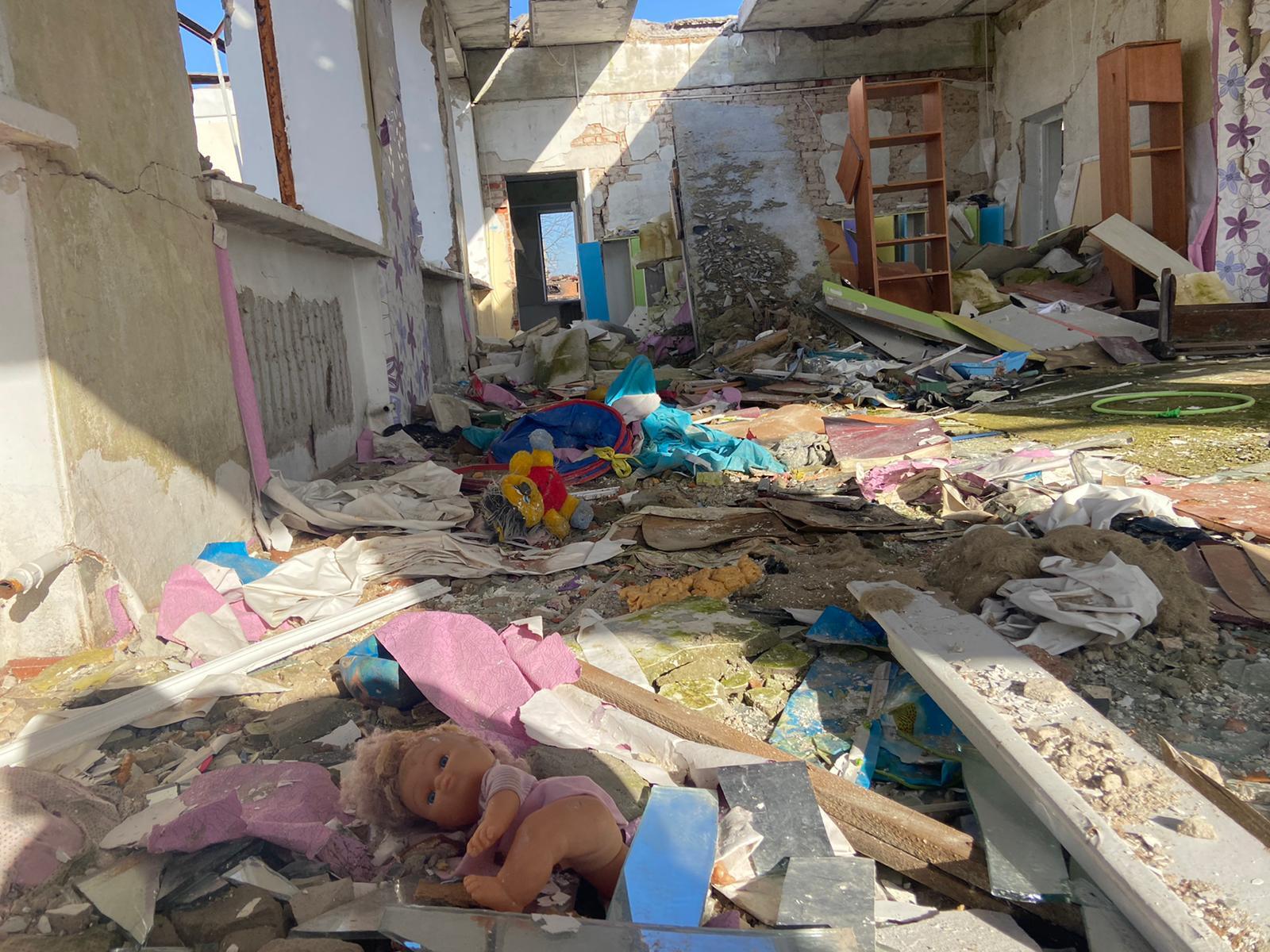 Destrozos causados por ataques rusos en una escuela de Kiev (Ucrania).