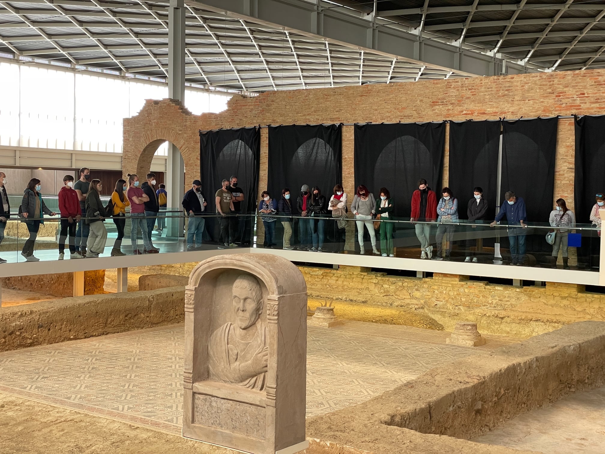 Un grupo de turistas visita La Villa Romana de la Olmeda