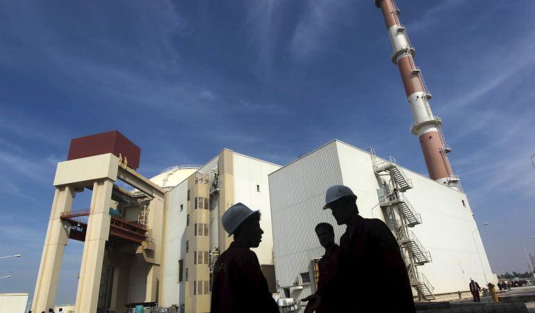 Iranian workers stand in front of the Bushehr nuclear power plant, about 1,200 km (746 miles) south of Tehran in this October 26, 2010 file photo. Iran and six major world powers have reached a nuclear deal after more than a decade of on-off negotiation, 