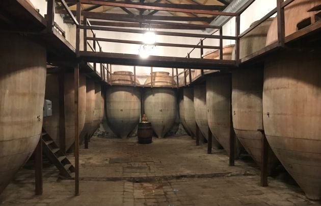 Cada una de las tinajas de la Bodega de las Estrellas tiene capacidad para 5.000 litros