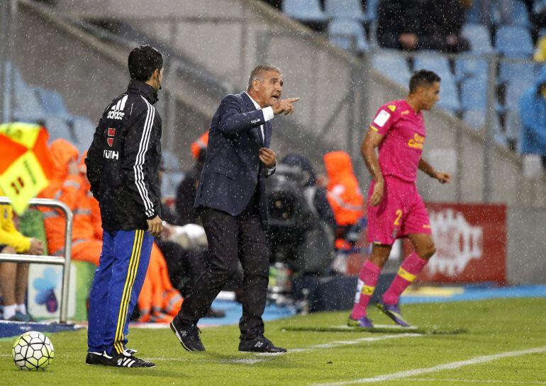 GRA253. GETAFE, 18/10/2015.- El entrenador de Las Palmas Paco Herrera (c) da instrucciones a sus jugadores durante el partido de la octava jornada de Liga de Primera División que se juega hoy en el estadio Alfonso Pérez de Getafe. EFE/VICTOR LERENA