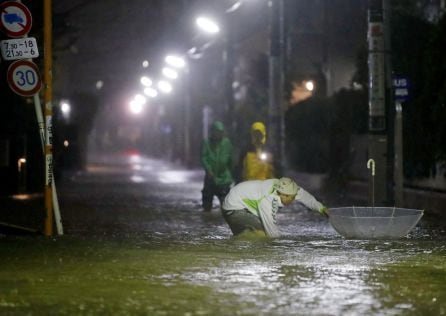 Carreteras inundadas en Tokyo por el paso del tifón Hagibis.