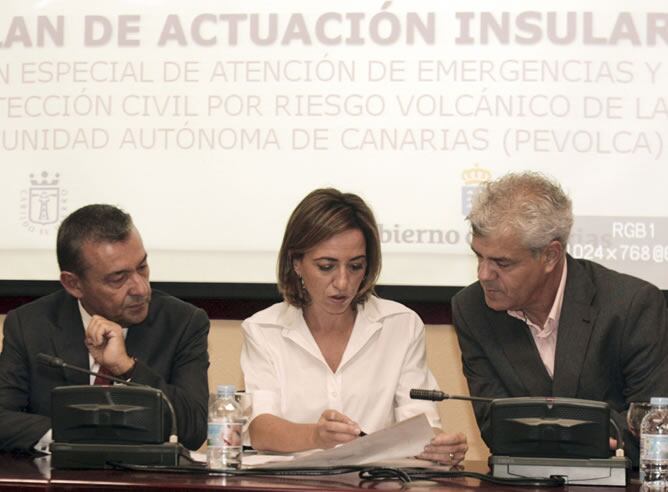 Paulino Rivero, Carme Chacon Alpidio Armas, durante la reunión de los equipos de emergencia en El Hierro