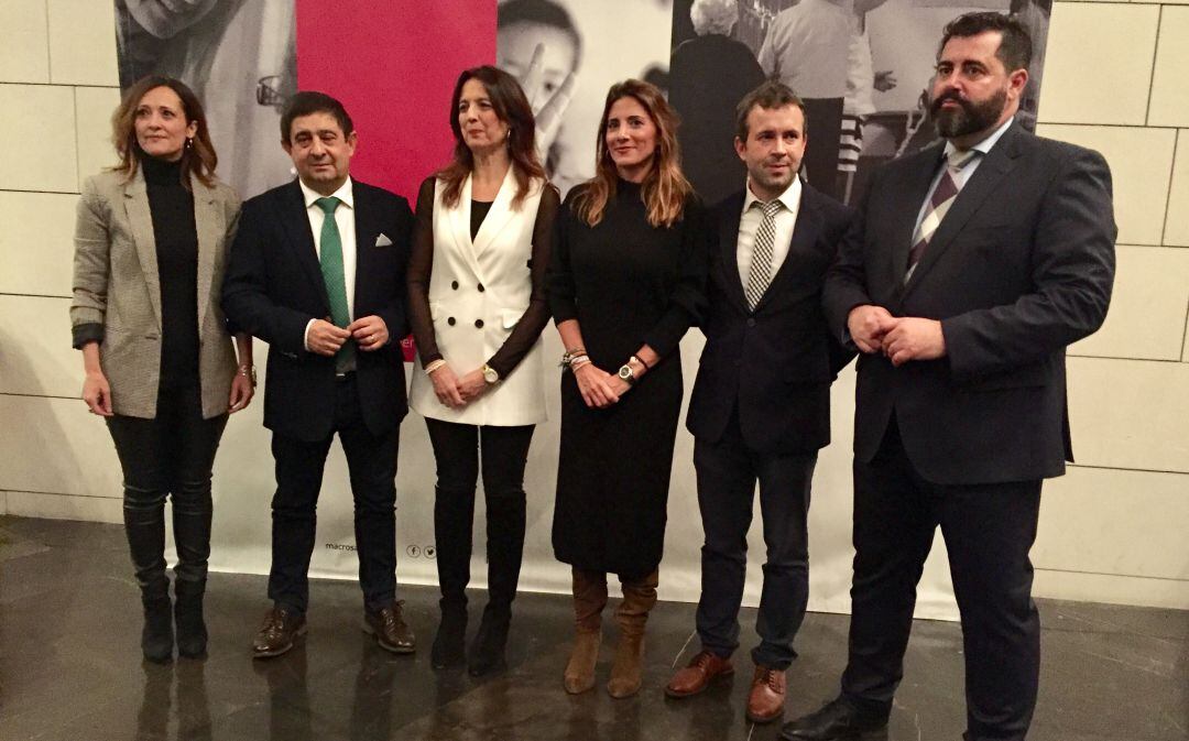 (De izquierda a derecha) La delegada del gobierno andaluz en Jaén Maribel Lozano, el presidente de la Diputación Francisco Reyes, las secretarias generales de Políticas Sociales, Voluntariado y Conciliación y también la de Salud y Familias de la Junta, Lourdes Ballesteros y Ana Carmen Mata, el alcalde de Jaén Julio Millán y el director general de Macrosad Andrés Rodríguez 