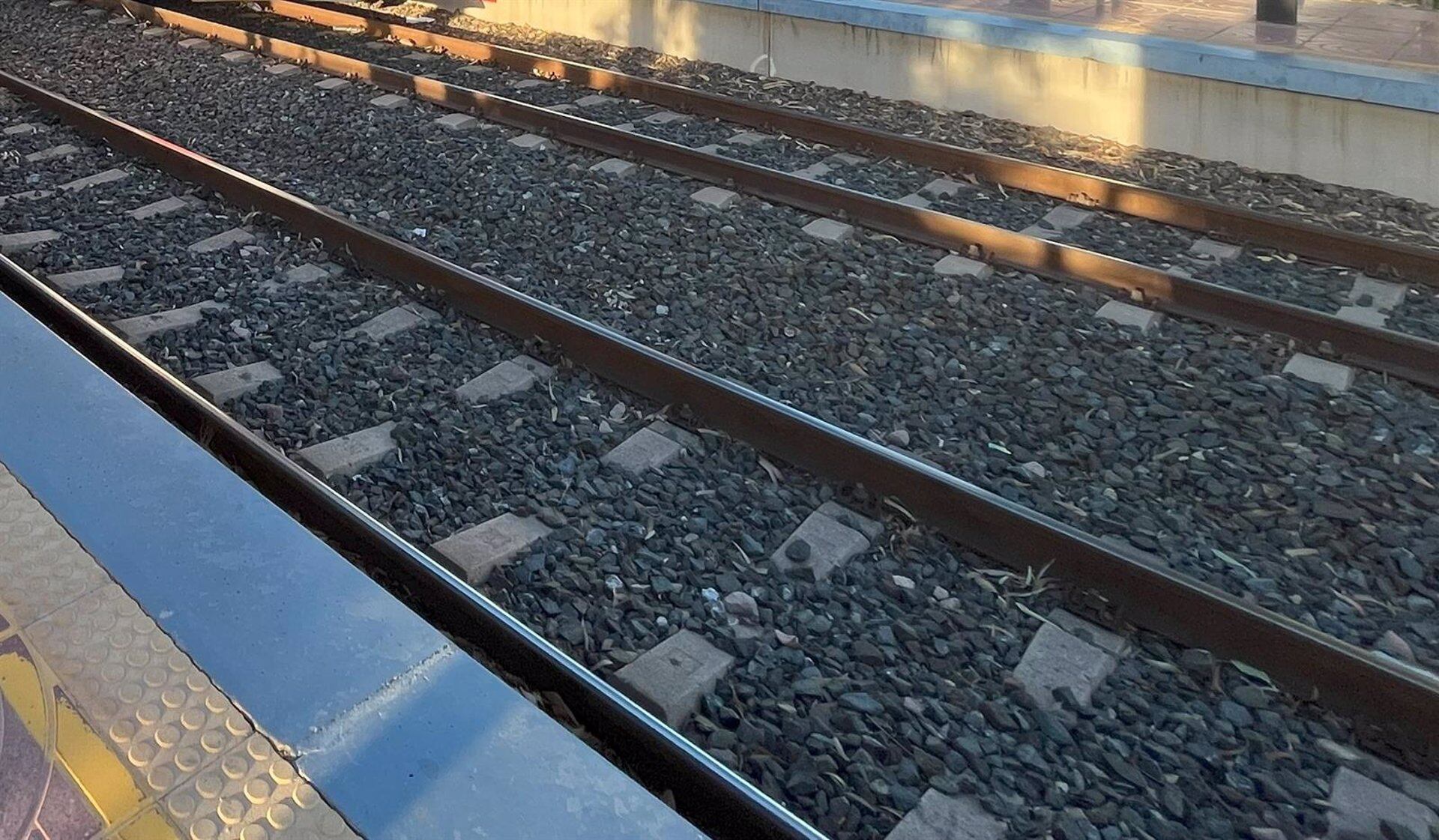 Vías del tren en un apeadero