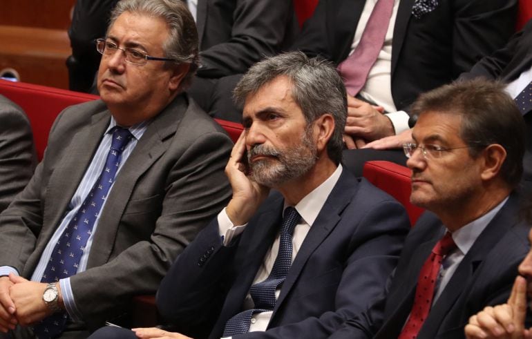 El presidente del CGPJ y del Tribunal Supremo, Carlos Lesmes (c), y los ministros de Justicia, Rafael Catalá (d), y del Interior, Juan Ignacio Zoido (i), 