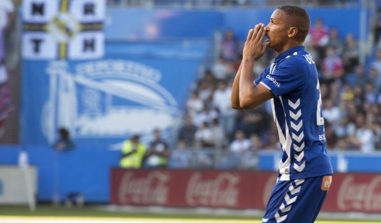 El brasileño Deyverson muestra incredulidad tras ver la tarjeta amarilla durante el partido contra el Real Madrid.