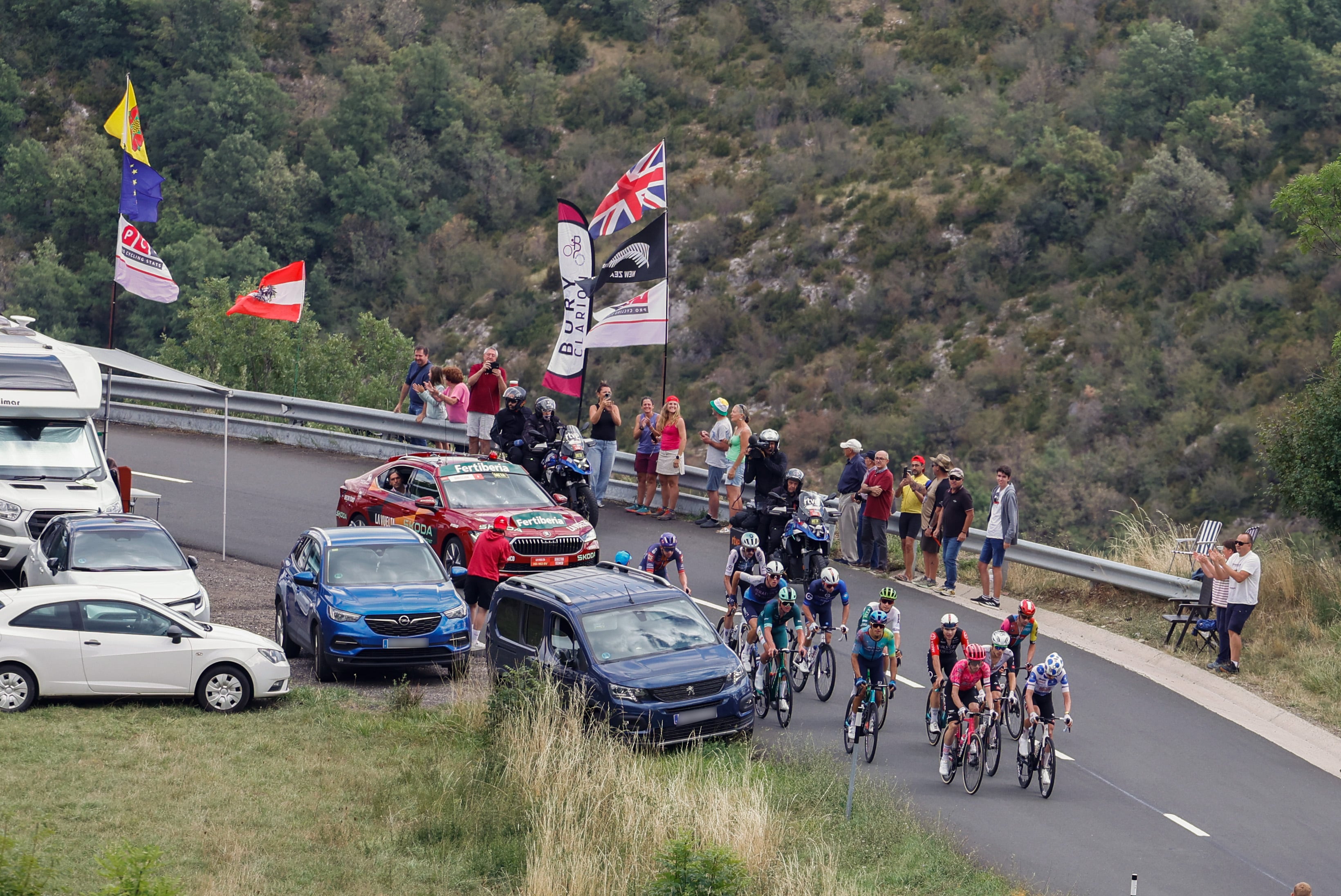 ANDORRA LA VELLA, 29/08/2025.- El pelotón durante la séptima etapa de la Vuelta Ciclista a España que vive este viernes su segunda jornada montañosa con salida en Andorra La Vella y llegada en Cerler (Huesca) tras 187 kilómetros de recorrido. EFE/Javier Lizón