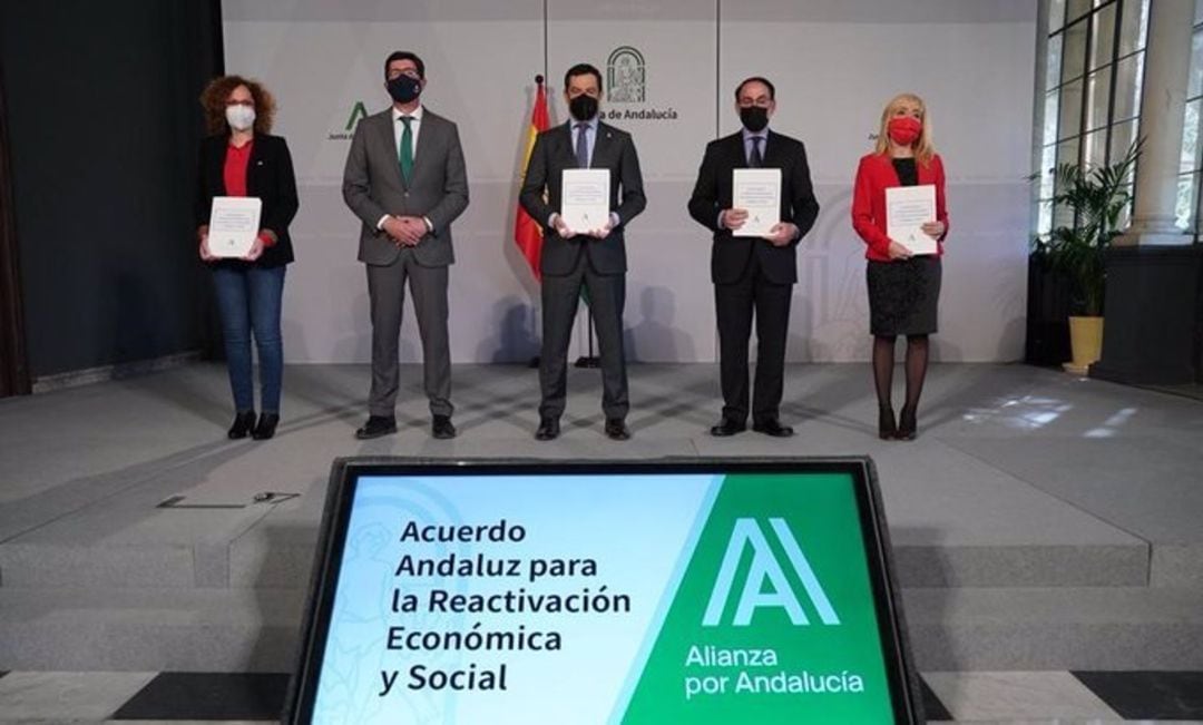 El presidente de la Junta de Andalucía y los agentes sociales en San Telmo