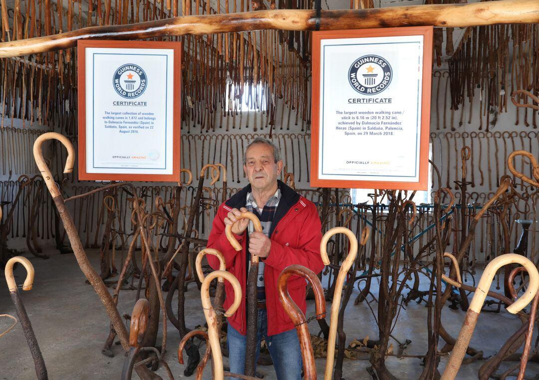 Dalmacio Fernández en el local en el que guarda sus cachavas