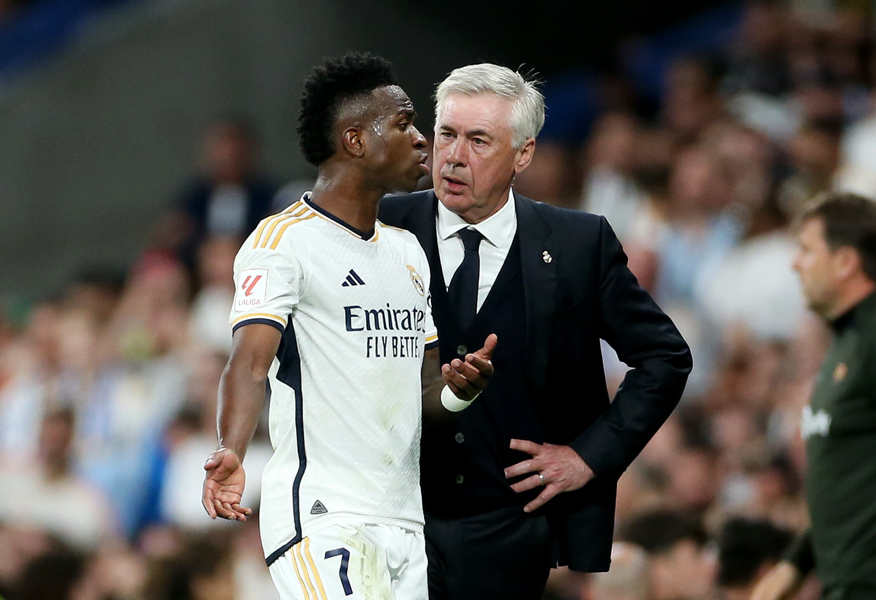 Vinicius y Ancelotti, en el momento del cambio del brasileño