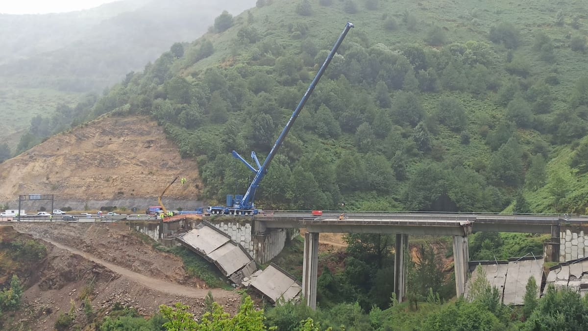 Una máquina "pica" el viaducto del Castro hasta que se desplome por su propio peso la parte afectada por el colapso