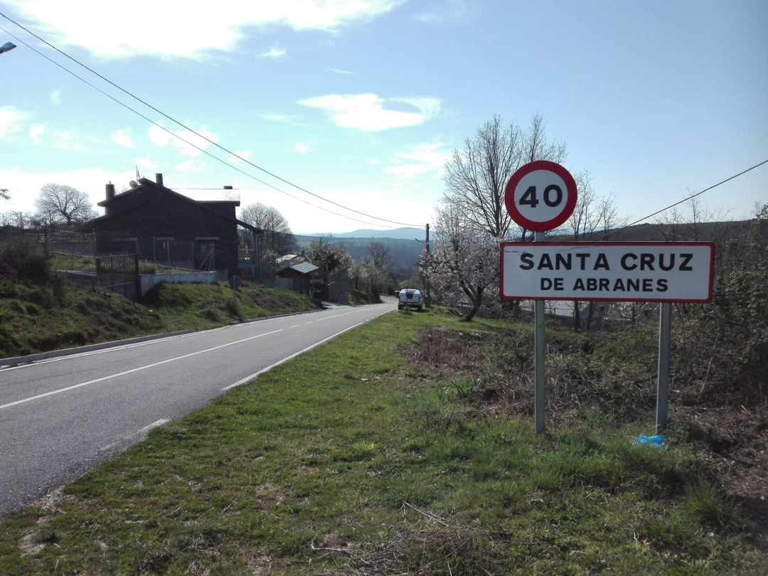 Entrada a la localidad de Santa Cruz de Abranes