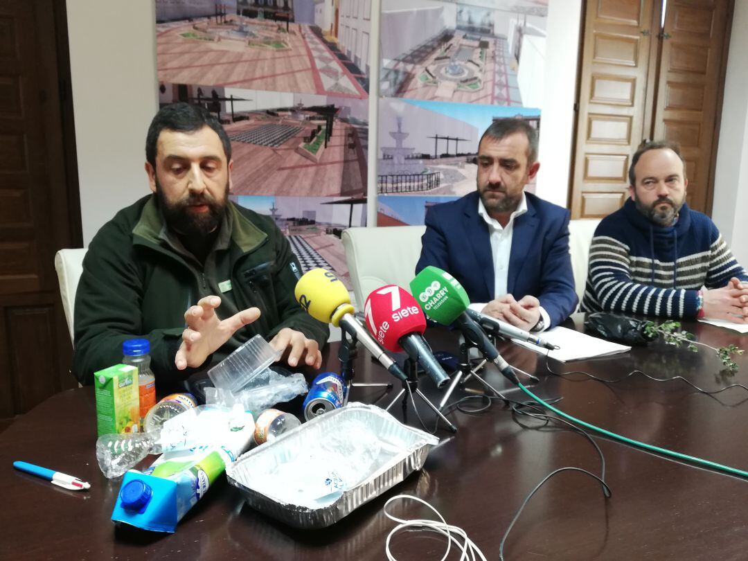 Federico Guerrero, técnico de la concejalía de Medio Ambiente junto al concejal Francisco Márquez y Rafael Galindo (Silvema)