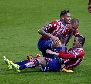 GRA760. OVIEDO, 20/04/2016.-GIJÓN (ASTURIAS) 20/04/2016.- El centrocampista del Sporting Isma López (d) tras marcar el gol de la victoria ante el Sevilla, durante el partido correspondiente a la trigésimo cuarta jornada de la Liga que se disputa esta noch
