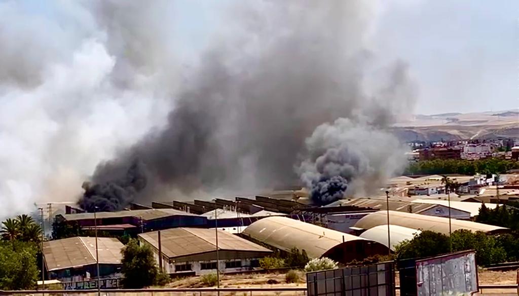 Incendio en naves industriales del Polígono Chinales