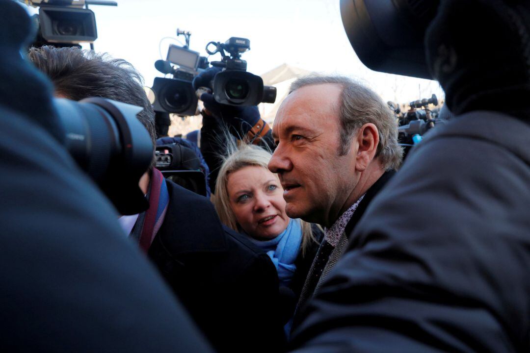 El actor Kevin Spacey llega a los juzgados de Massachusetts tras ser acusado de una agresión sexual.