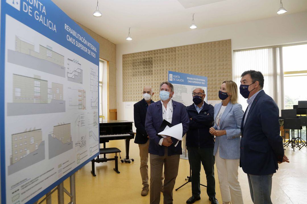 El conselleiro de Educación y la Delegada de la Xunta en Vigo durante la visita