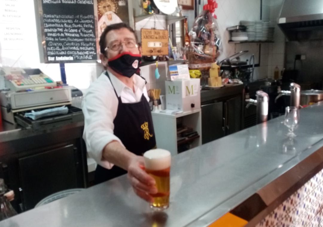 Antonio Luna sirve un tanque de cerveza sobre la barra de su Bar Andalucía en Pino Montano