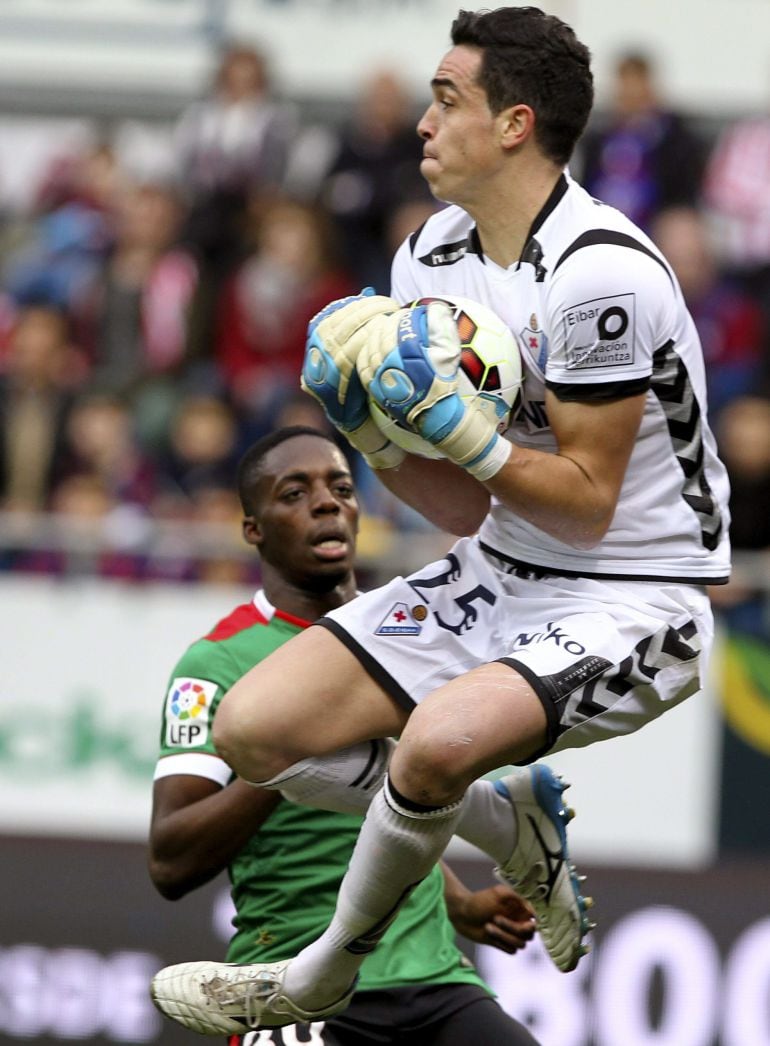 GRA319. EIBAR (GIPUZKOA), 01/02/2015.- El portero del Eibar Jaime Jiménez (d) detiene el balón ante el delantero del Athletic Club Iñaki Williams 8i)durante el partido de la vigésima quinta jornada de Liga de Primera División, disputado esta tarde en la localidad guipuzcoana de Eibar. EFE/Juan Herrero