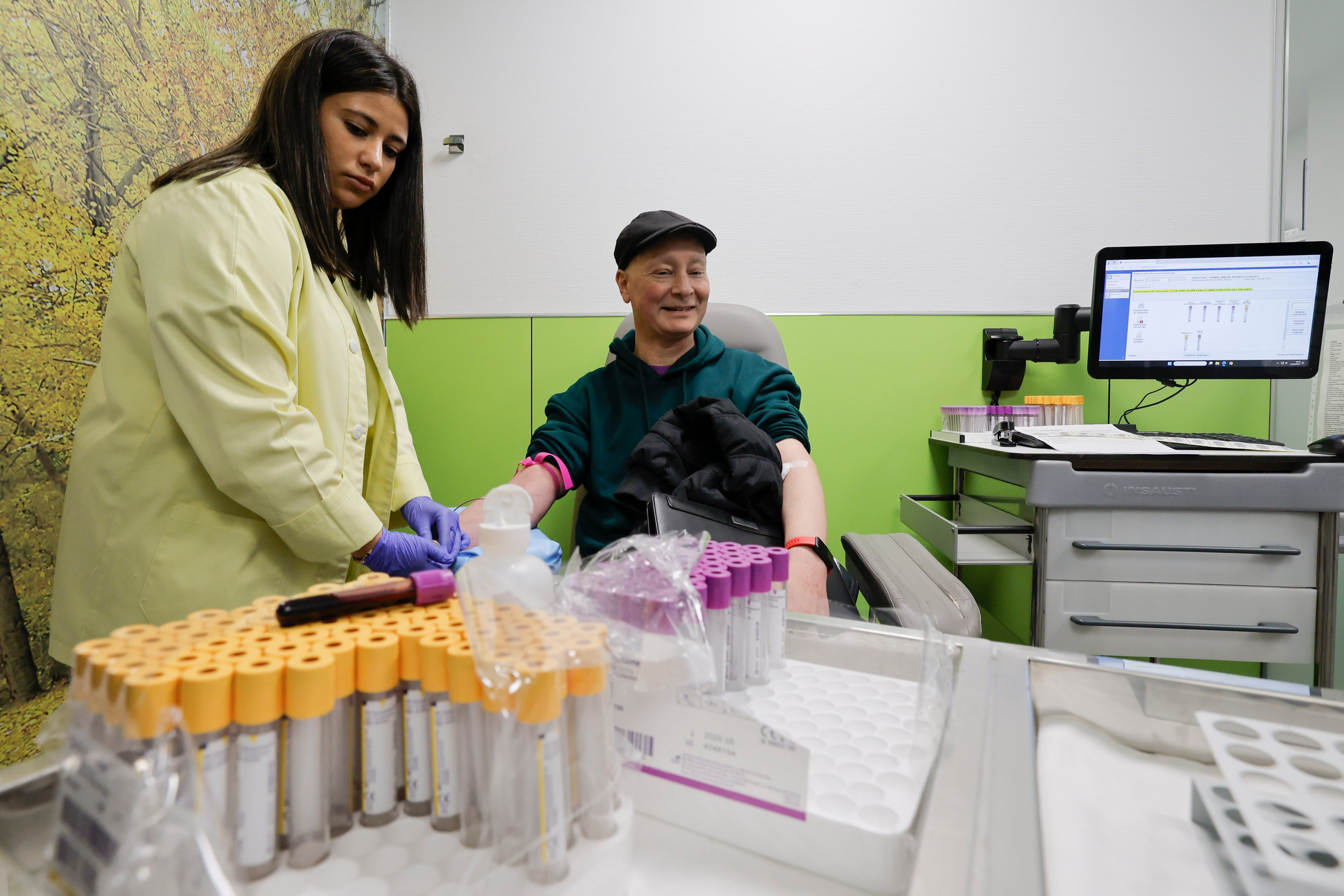 Uno de los primeros voluntarios al inicio de la toma de muestras del proyecto Xenoma Galicia, que analizará el ADN de 400.000 gallegos para lograr avances en medicina personalizada, este sábado en Santiago de Compostela. EFE/Lavandeira jr