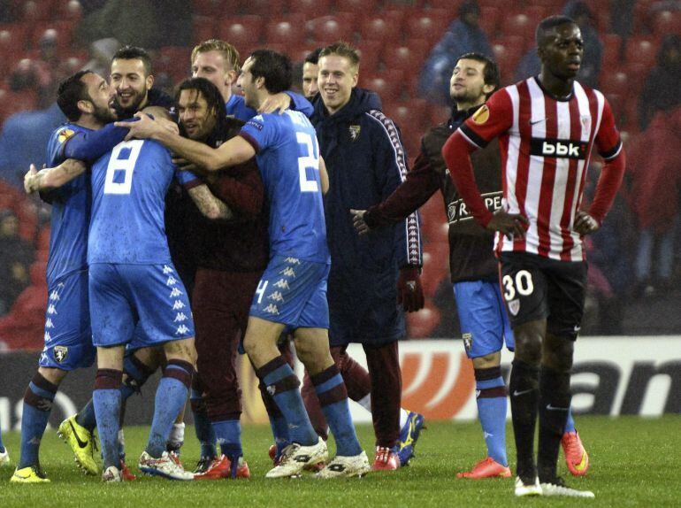 GRA541. BILBAO, 26/02/2015.- Los jugadores del Torino, celebran ante el delantero del Athletic Club, Iñaki Williams (d), su pase a la siguiente fase de la UEFA Europa Liga, tras derrotar esta noche por 2-3 al equipo bilbaino, en el encuentro que han dispu