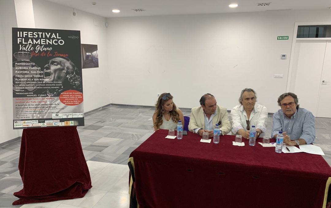 De izquierda a derecha, Pastora Galván, el hermano mayor de Los Gitanos, José María Flores Vargas; José de la Tomasa y Manuel Curao, durante la presentación este martes del II Festival Flamenco &#039;Valle Gitano&#039;