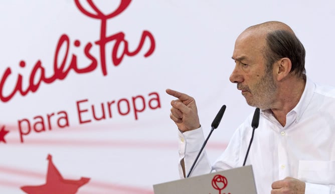 El secretario general del PSOE, Alfredo Pérez Rubalcaba, interviene ante los militantes y simpatizantes que participan en el comité que los socialistas valencianos celebran para oficializar la elección en primarias abiertas de Puig como candidato a la Pre