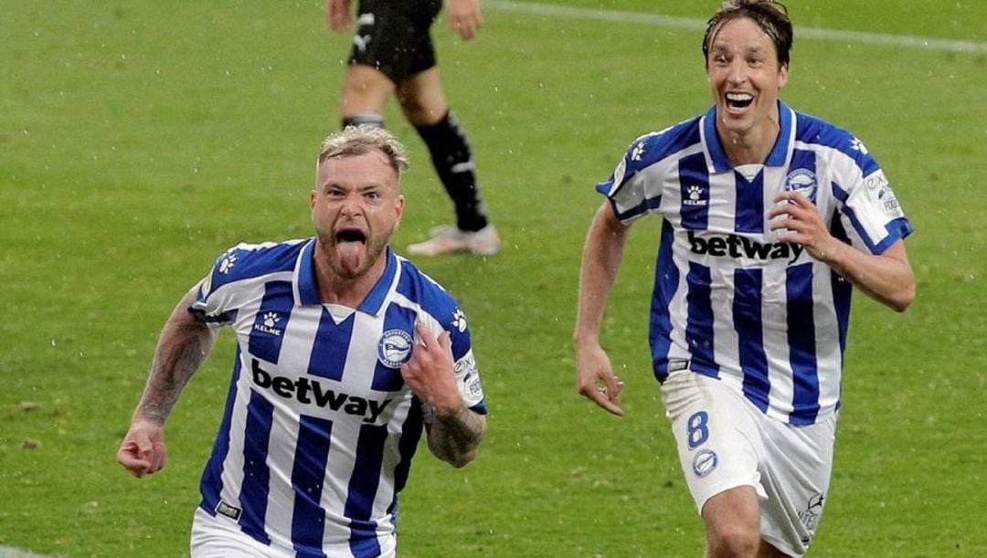 Guidetti celebra uno de los 8 goles que ha marcado con la camiseta del Alavés .