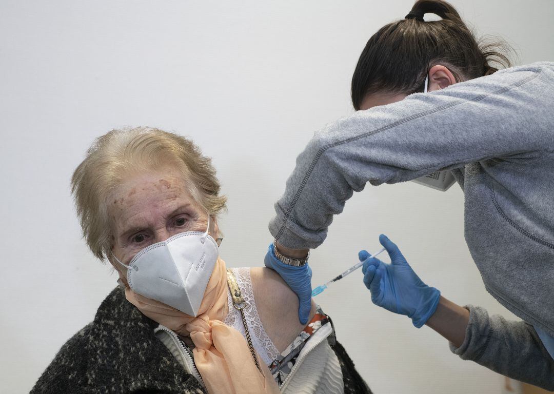 Una mujer centenaria recibe la vacuna en un centro de salud de Euskadi