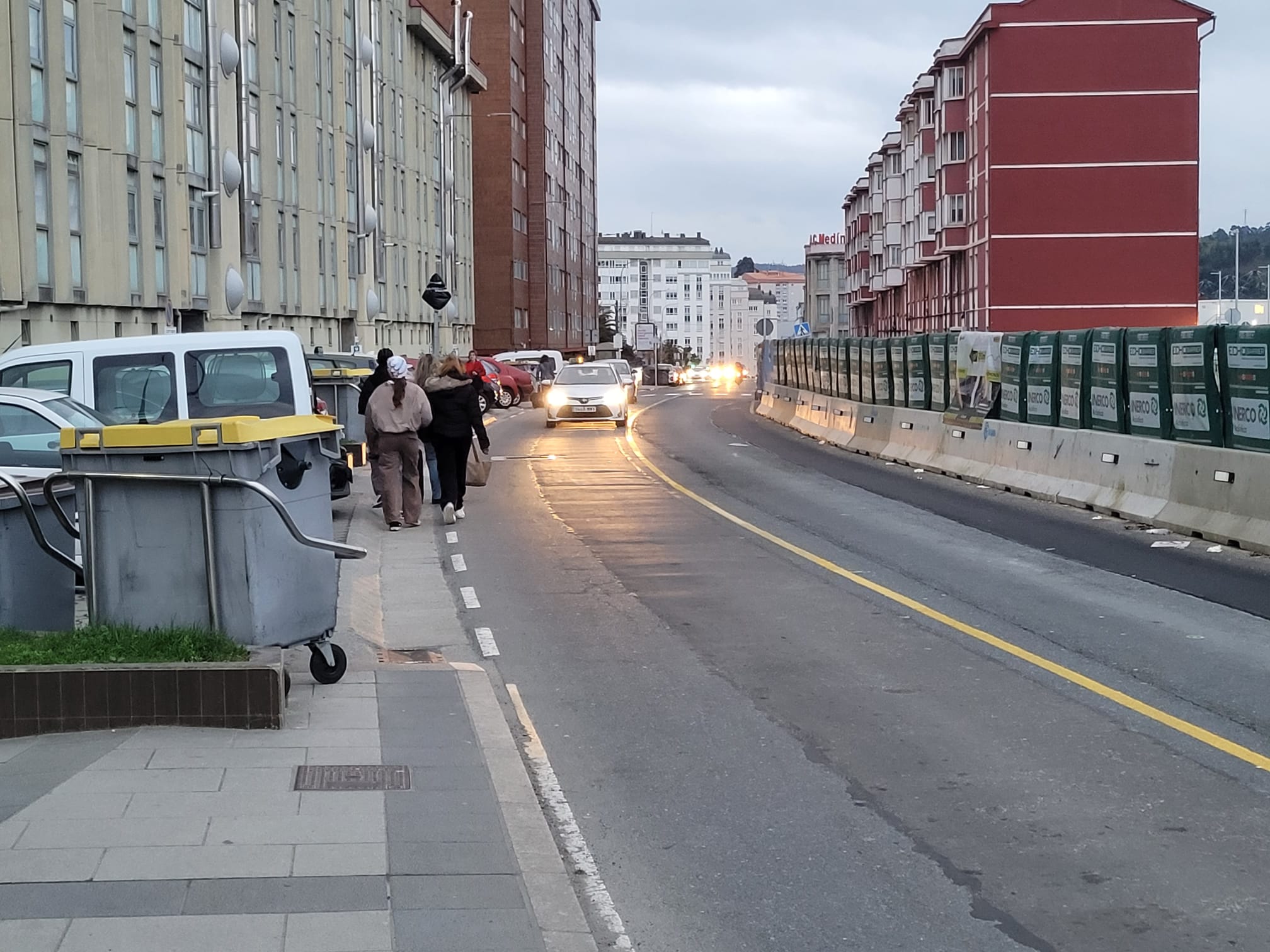 Usuarios del tren acceden a la estación provisional de A Coruña por la calzada