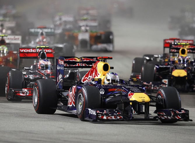 El piloto de Red Bull se pone en cabeza en la salida del Gran Premio de Singapur de Fórmula 1.