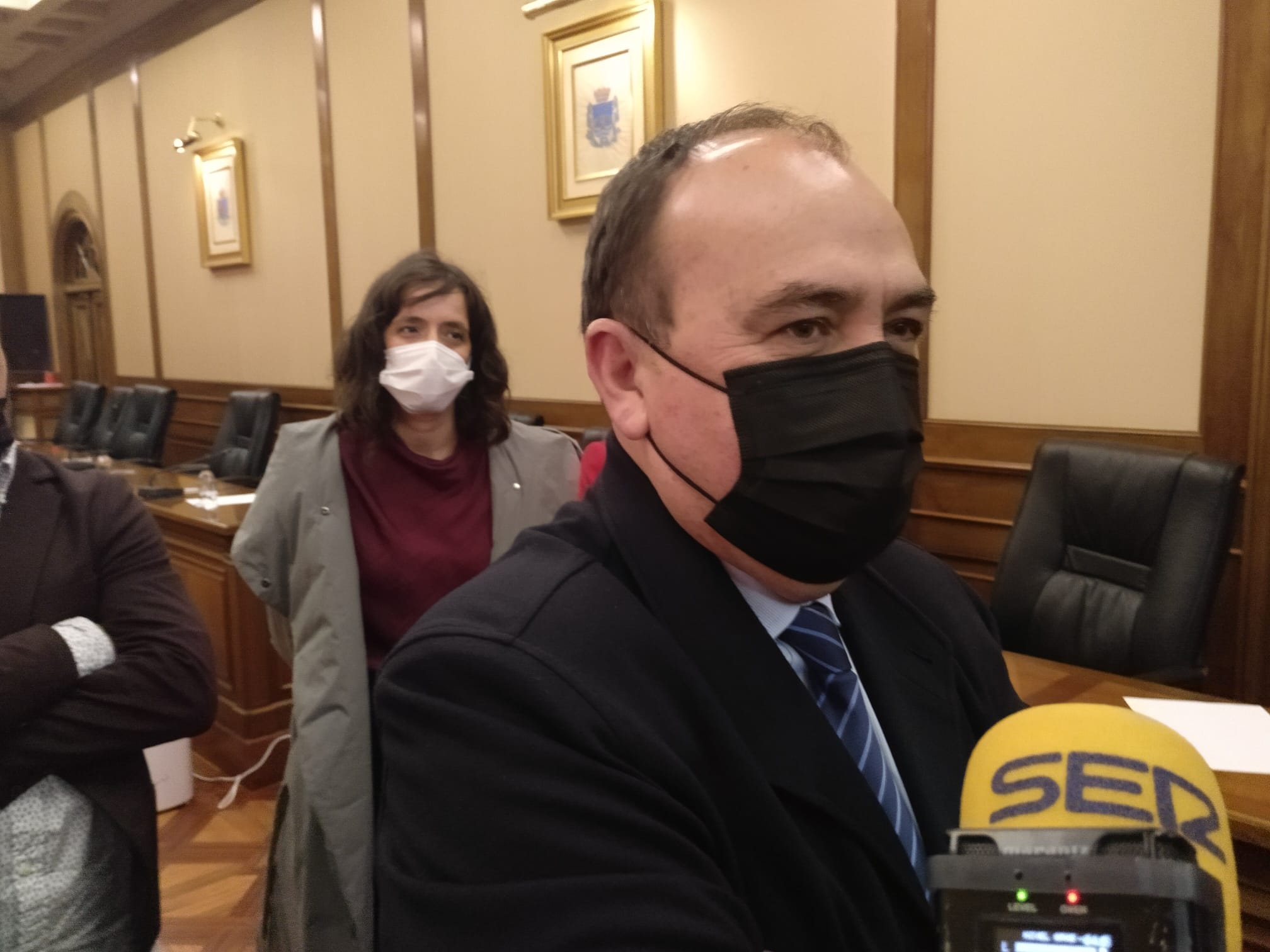 Pedro José Muñoz, portavoz del PSOE en la Diputación Provincial. En segundo plano la diputada socialista Leticia Sánchez