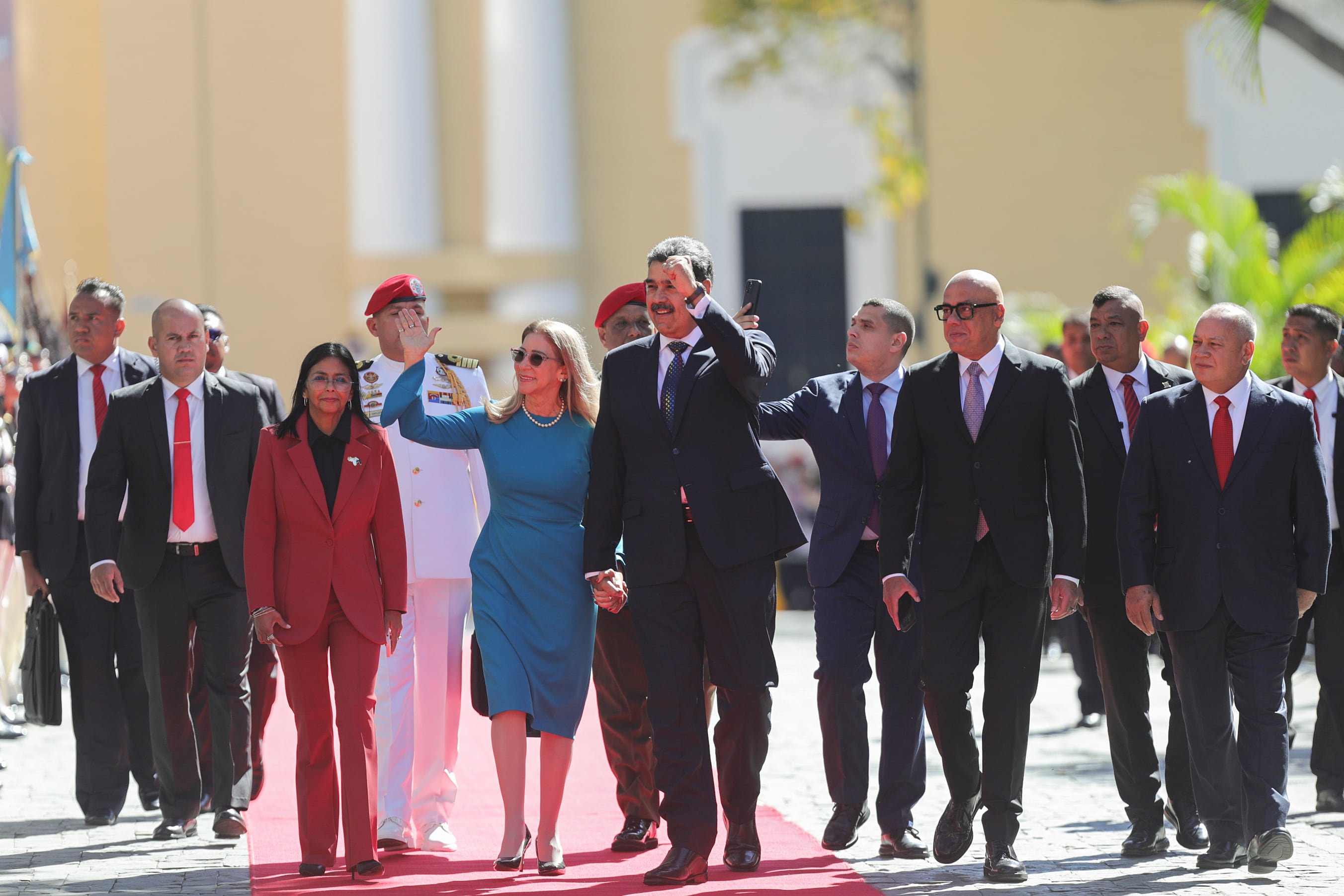 Nicolás Maduro llega a la sede del Parlamento para la toma de posesión de la Presidencia.