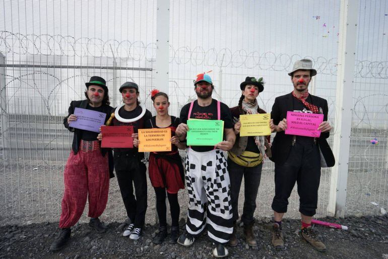 Los integrantes de &#039;Pallasos en Rebeldía&#039; desplazados hasta Calais en una de sus protestas contra las condiciones de los acampados